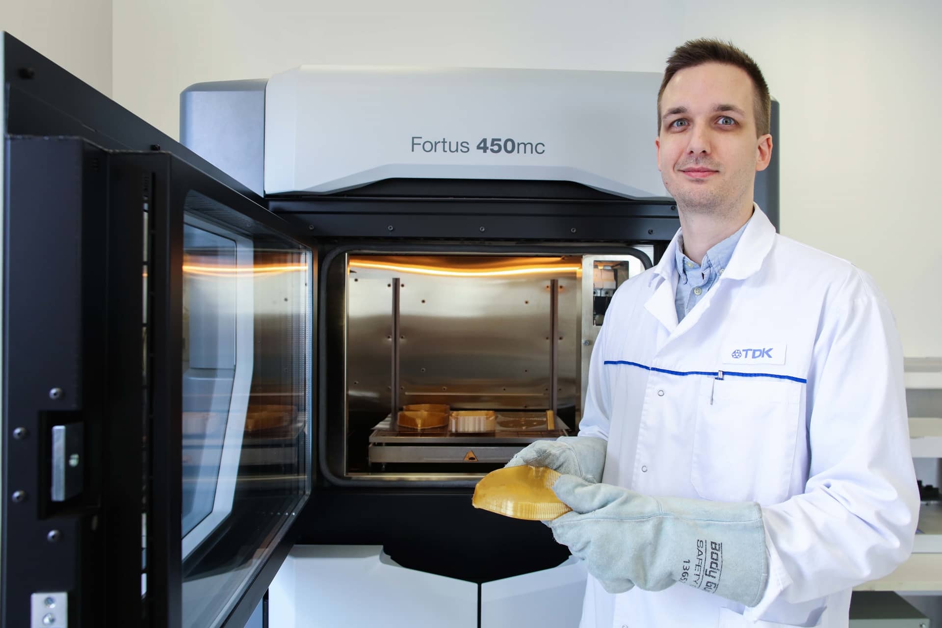 Koltay Miklós, a TDK Hungary Components Kft. folyamatmérnöke a Stratasys Fortus 450 3D nyomtatóval