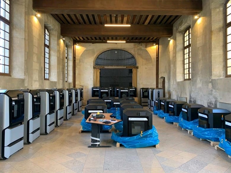A koronavírus ellen folytatott küzdelem részeként Stratasys F123 3D nyomtatókat telepítenek a Párizsi Egyetemi Kórházban
